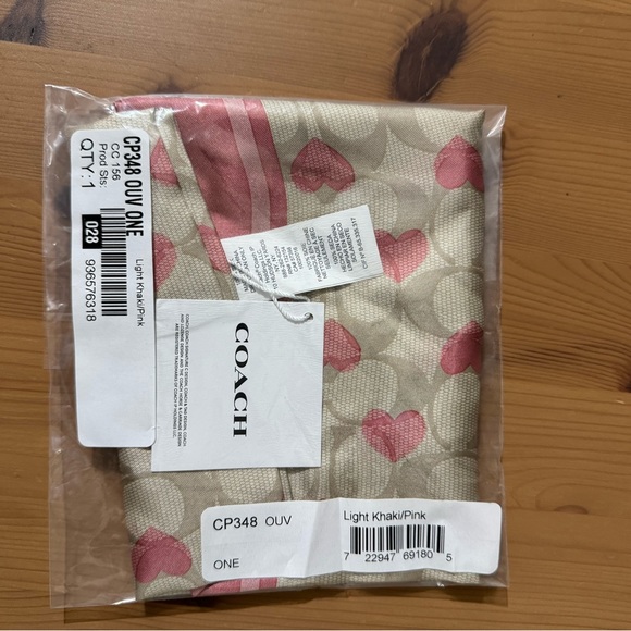 🥰 Coach Signature Heart Print Silk Bandana - Picture 7 of 9